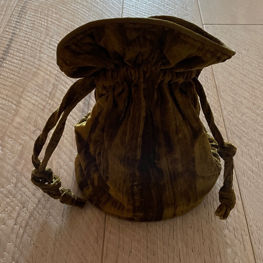 SEZANE EMBOSSED VELVET POUCH. Crushed Velvet Green - Picture 2 of 6